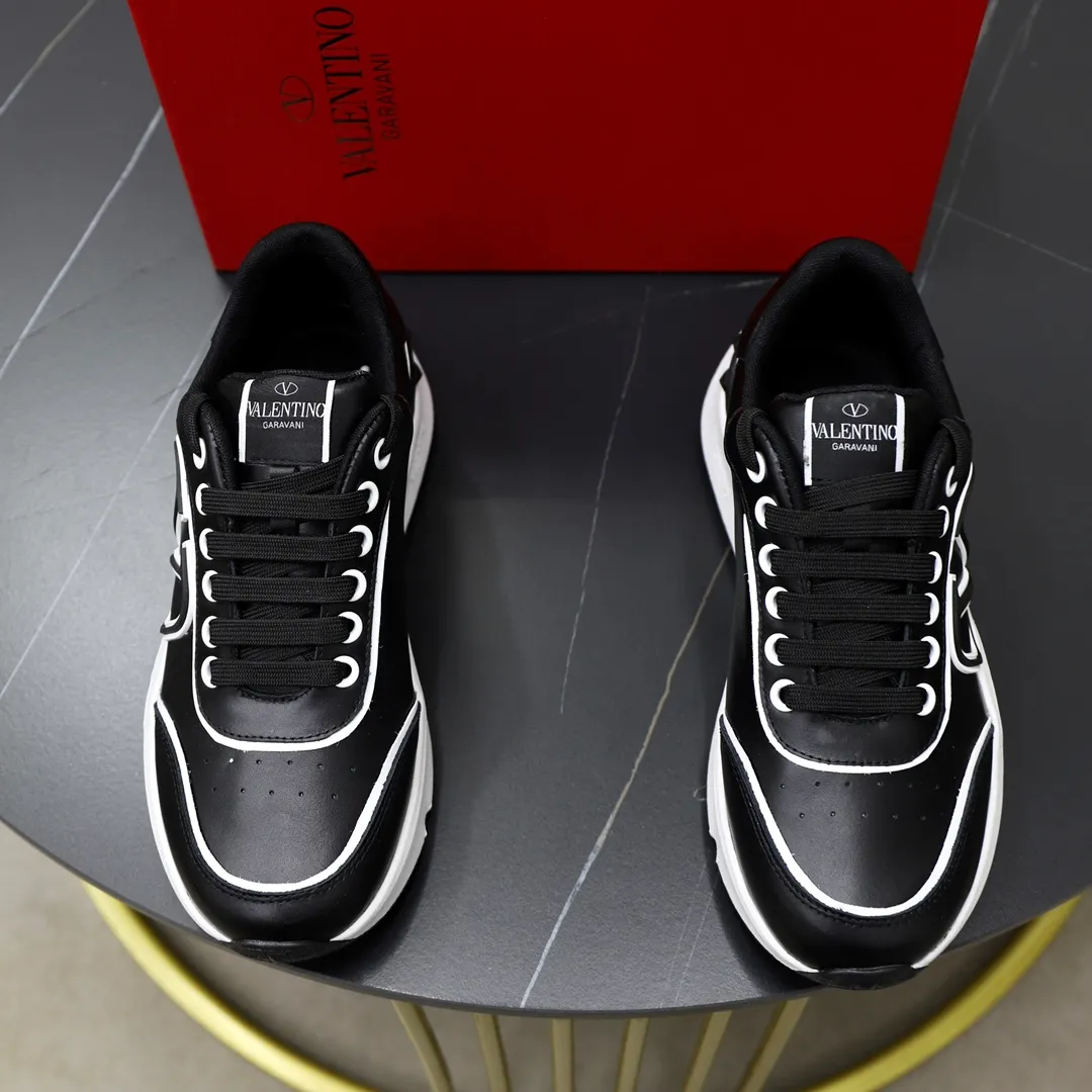 Ex-factory price: 460💰VALENTINO/Valentino 2025s men's latest low-top thick-soled sports shoes are shipped. Made with heavy industry, men's fine casual sports shoes, versatile style. Original leather, rubber lines embellished with geometric segmentation uppers, hand-sewn, novel and fashionable, rubber soles with rivet details on the front and back, VALENTINO GARAVANI LOGO printed on the side, and Valentino Garavani decorative inlay on the tongue. Logo, comfortable, breathable and durable on the feet! Comes with full original packaging! Code number: 38-39-40-41-42-43-44 (45 can be customized)